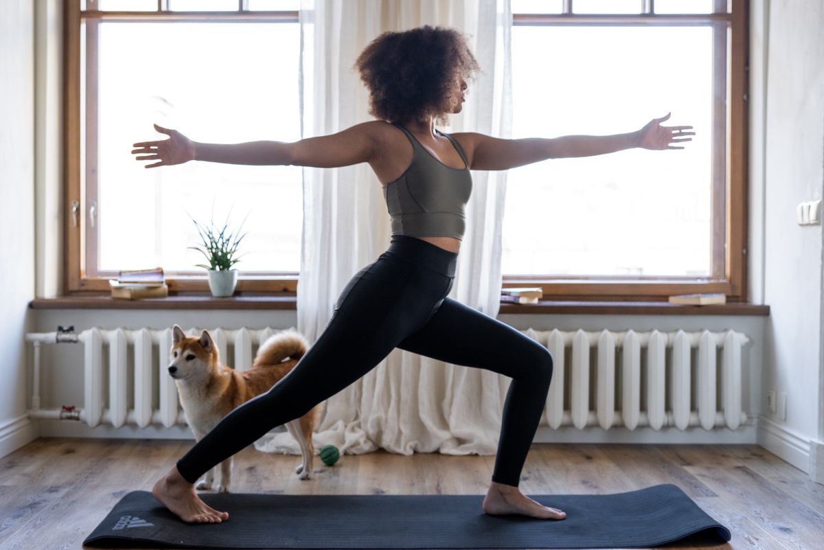 Junge Frau praktiziert Yoga-Übungen