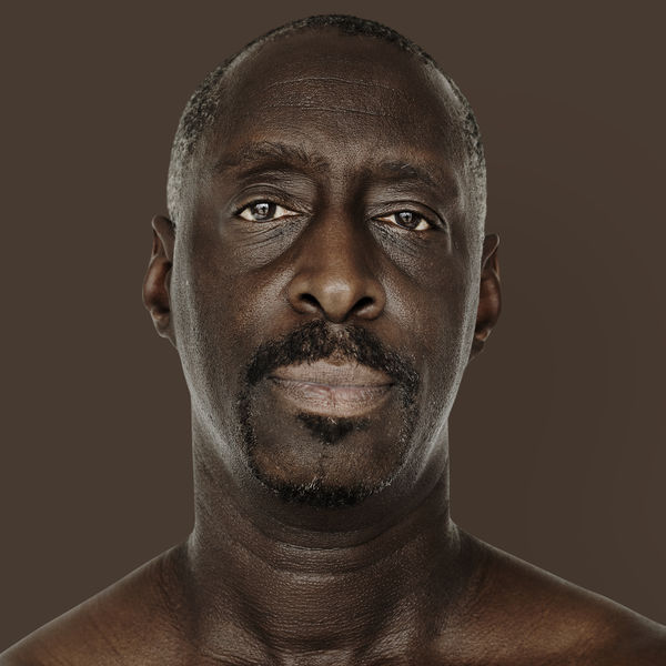 Portrait eines dunkelhäutigen Mannes
