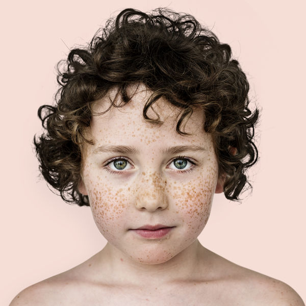Portrait eines Junge mit Locken